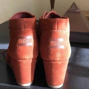 Tom’s Lace-up Brown suede wedge bootie